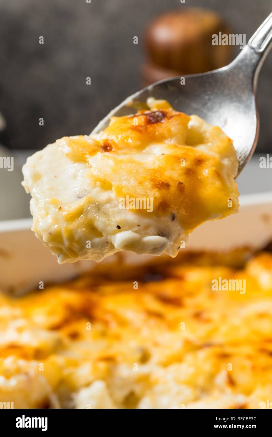 Savoureux fromage pommes de terre festonnées maison au gratin dans une casserole Banque D'Images