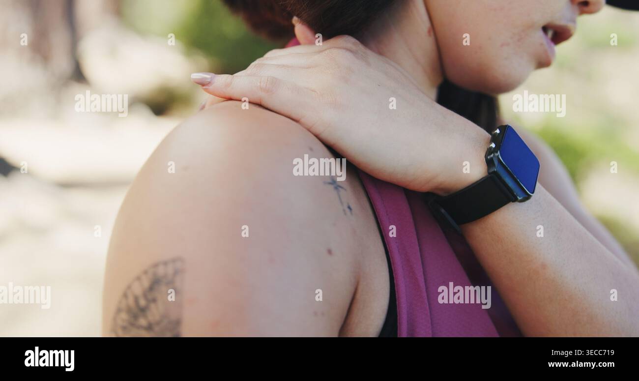 Main, randonnée et femme avec douleur à l'épaule, tension musculaire et inflammation dans la forêt. Extérieur, randonneur et personne avec fitness, pression ou bien-être Banque D'Images