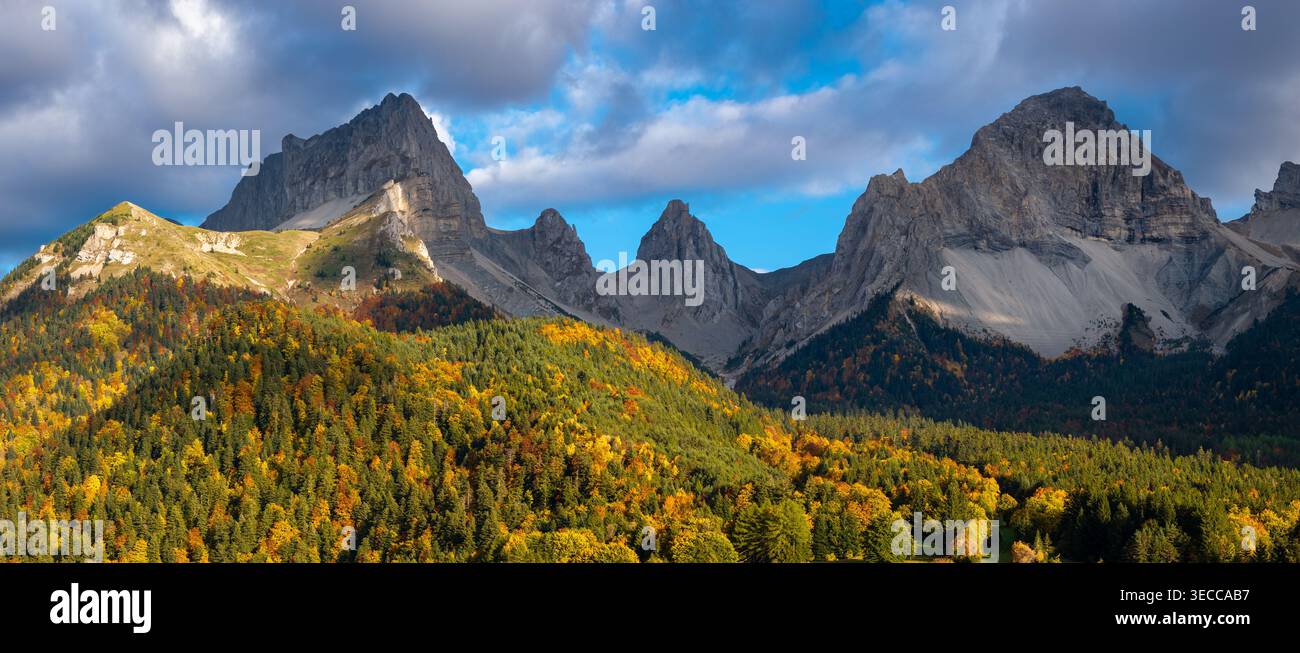 Vue aérienne de la Jarjatte dans le massif de la Devoluy, Drôme, France. Forêt d'automne, sommets calcaires et vallée alpine dans le Vercors, Alpes françaises Banque D'Images
