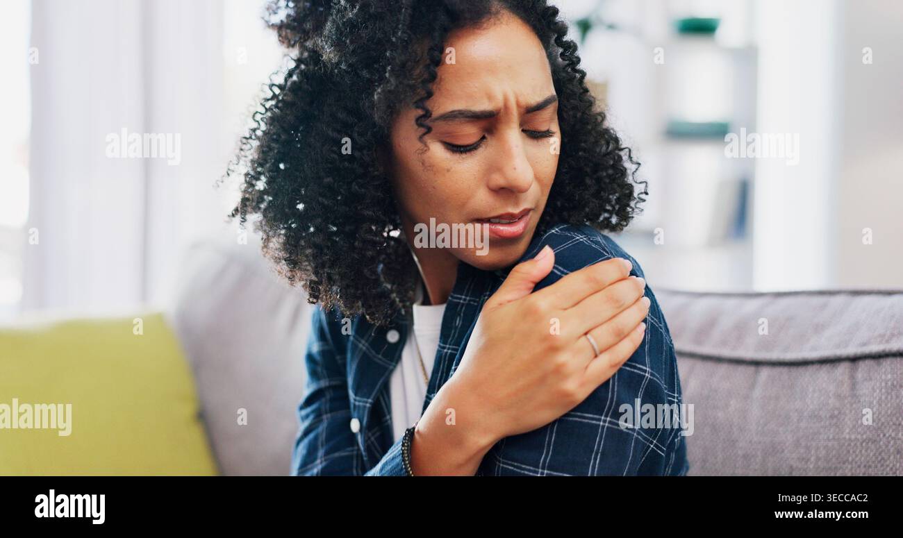 Femme, stress ou canapé avec douleur à l'épaule pour blessure, mauvaise posture ou fibromyalgie à la maison. Frustré, inflammation articulaire ou personne féminine avec tension Banque D'Images