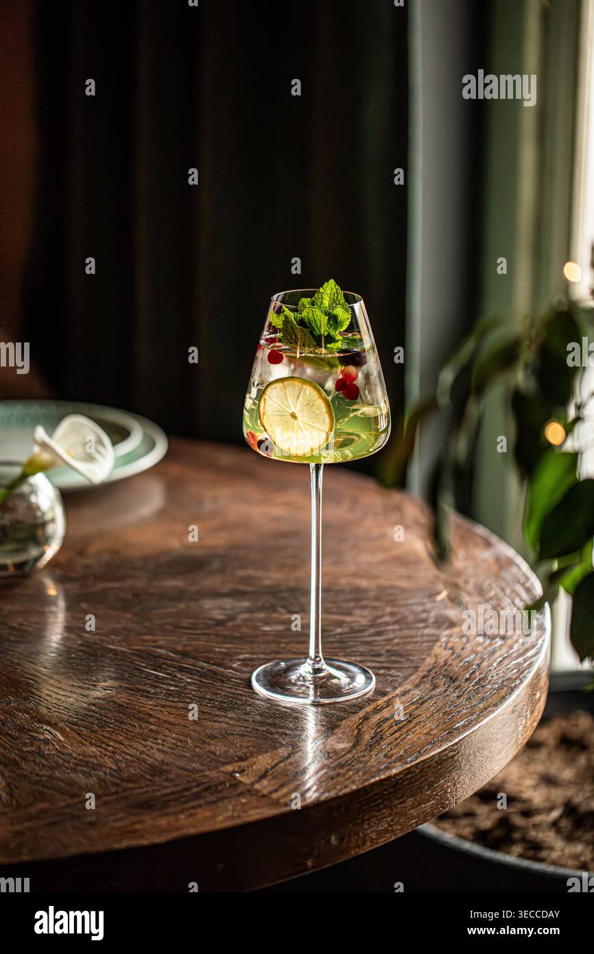 Cocktail d'été frais avec menthe citron vert et baies Banque D'Images