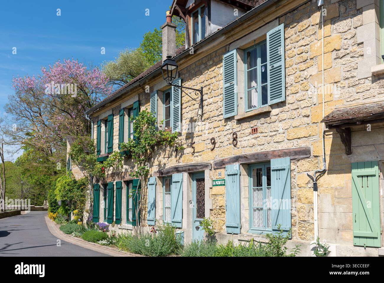 Auvers-sur-Oise, France, 04.14.2026. De jolies vieilles maisons construites en 1598 Banque D'Images