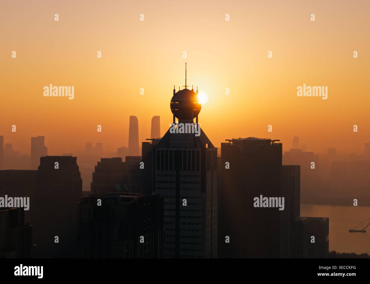Lever du soleil sur le paysage urbain de Hangzhou vu d'en haut avec gratte-ciel et lumière tôt le matin Banque D'Images