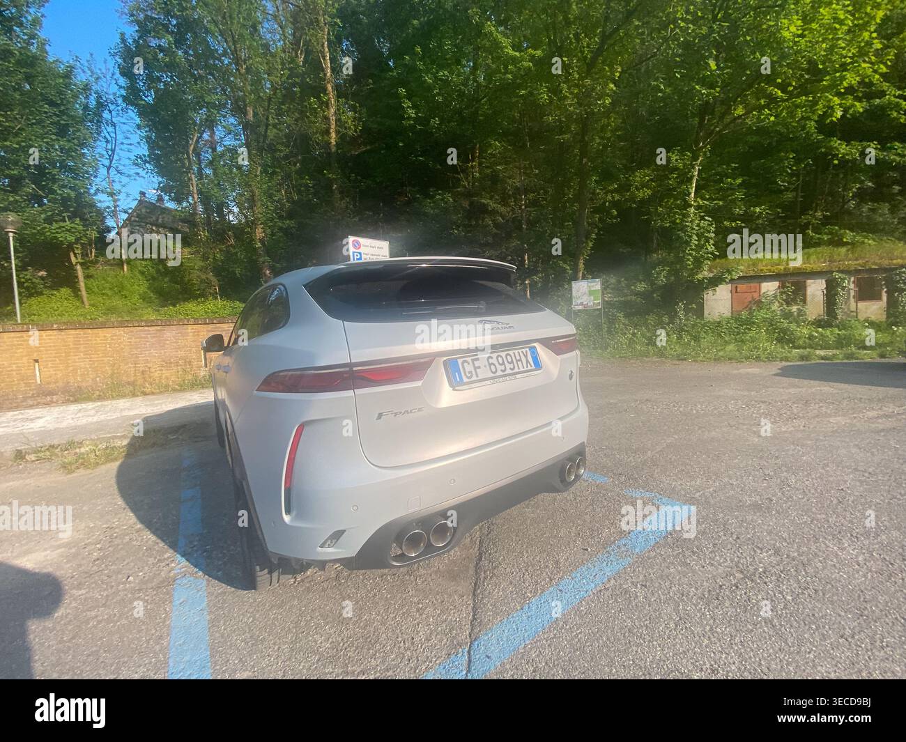 Cremona, Italie 9 avril 2026 Jaguar F Pace SVR stationné sur asphalte avec des arbres derrière, mettant l'accent sur les lignes argentées élégantes, l'échappement sportif et la haute performance Banque D'Images