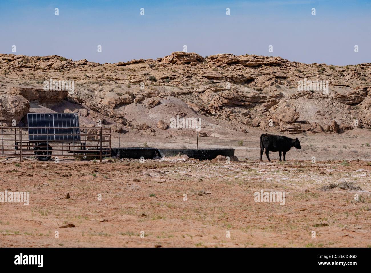 Un puits d'eau à énergie solaire pour un abreuvoir du bétail dans le désert près du parc national de Capitol Reef, Utah. Banque D'Images