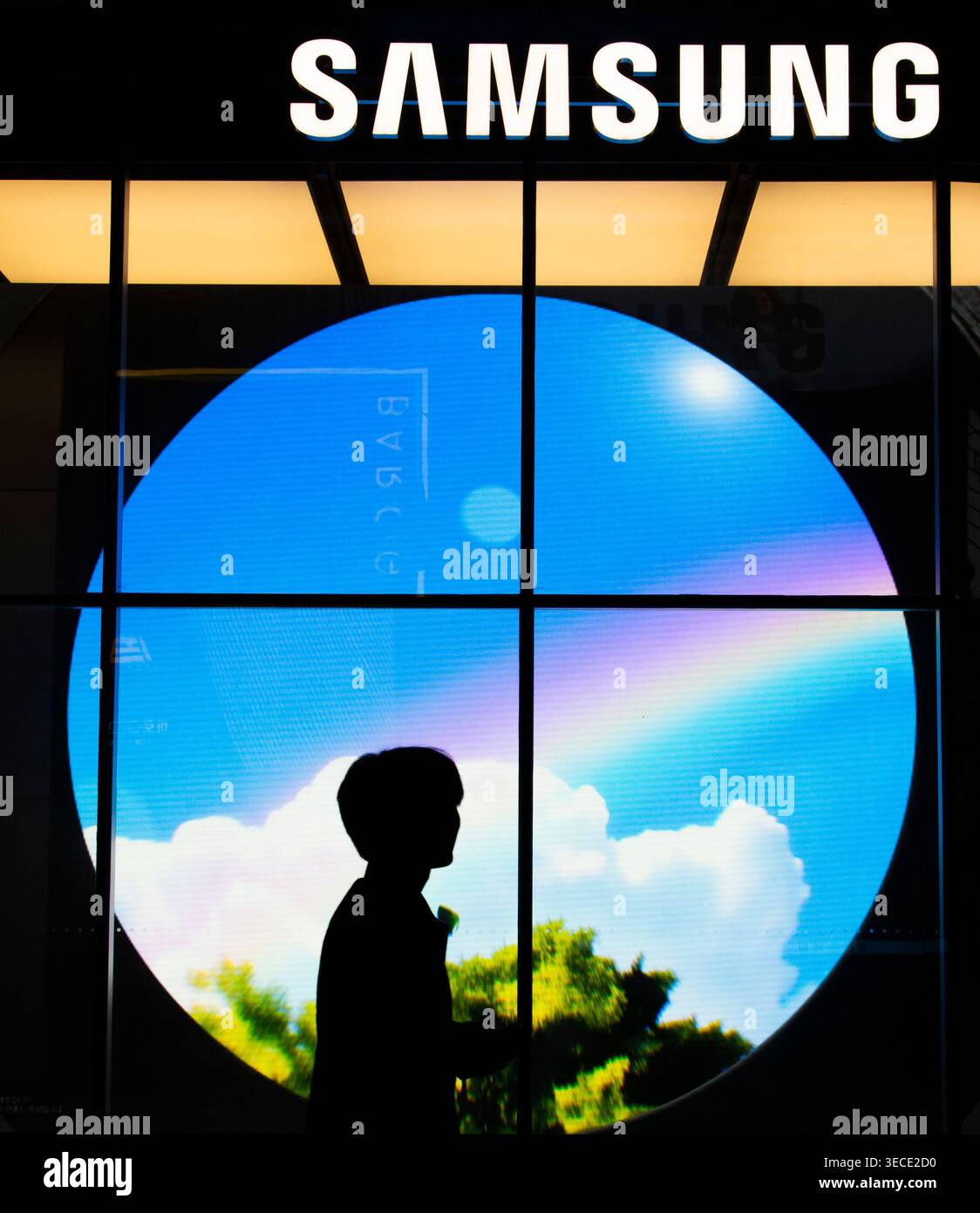 Samsung Electronics, 29 avril 2026 : Un magasin phare Samsung dans le centre de Séoul, Corée du Sud. Samsung Electronics, le géant de la technologie sud-coréen, a déclaré le 30 avril que son bénéfice net au premier trimestre avait plus que quintuplé par rapport à l'année précédente, stimulé par la forte demande de puces mémoire haut de gamme utilisées dans les applications d'IA, ont rapporté les médias locaux. (Photo Lee Jae-won/AFLO) Banque D'Images