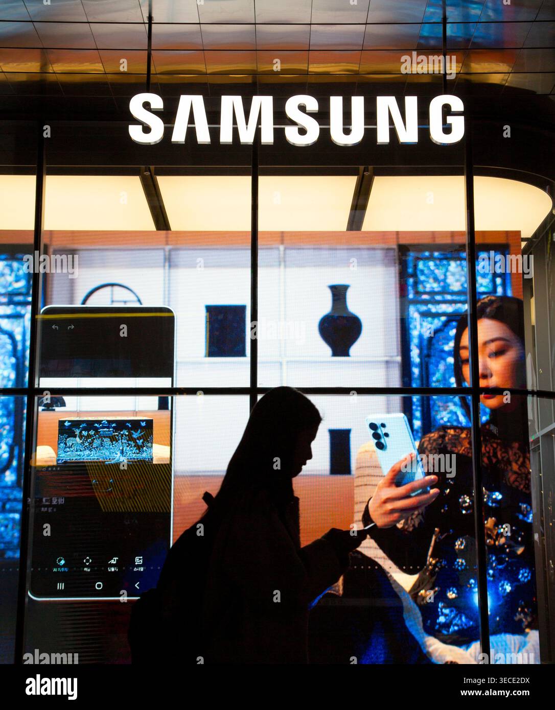 Samsung Electronics, 29 avril 2026 : Un magasin phare Samsung dans le centre de Séoul, Corée du Sud. Samsung Electronics, le géant de la technologie sud-coréen, a déclaré le 30 avril que son bénéfice net au premier trimestre avait plus que quintuplé par rapport à l'année précédente, stimulé par la forte demande de puces mémoire haut de gamme utilisées dans les applications d'IA, ont rapporté les médias locaux. (Photo Lee Jae-won/AFLO) Banque D'Images