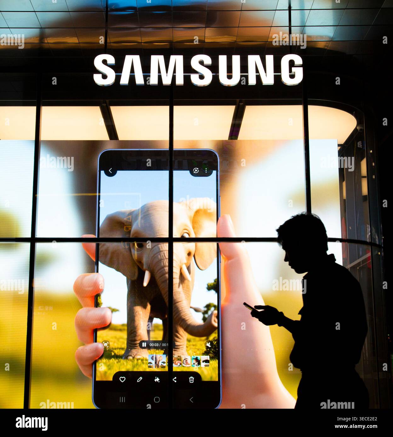Samsung Electronics, 29 avril 2026 : Un magasin phare Samsung dans le centre de Séoul, Corée du Sud. Samsung Electronics, le géant de la technologie sud-coréen, a déclaré le 30 avril que son bénéfice net au premier trimestre avait plus que quintuplé par rapport à l'année précédente, stimulé par la forte demande de puces mémoire haut de gamme utilisées dans les applications d'IA, ont rapporté les médias locaux. (Photo Lee Jae-won/AFLO) Banque D'Images