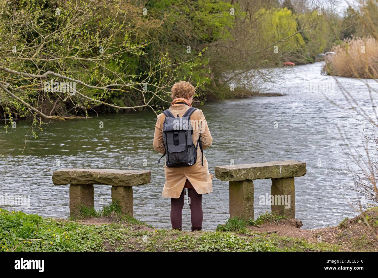 Femme debout sur la rive de la rivière Avon, Stratford-upon-Avon, Angleterre, Grande-Bretagne Banque D'Images