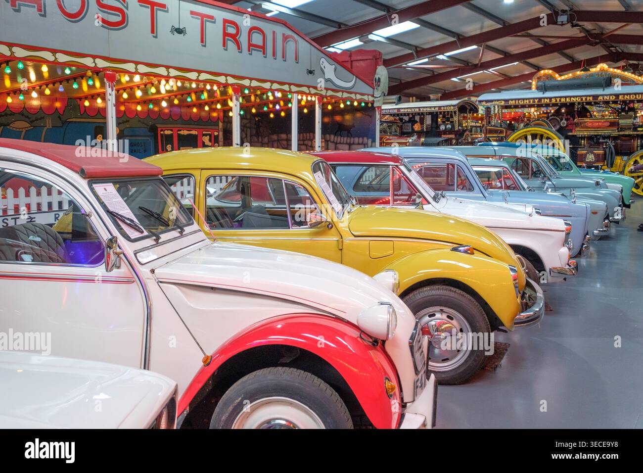 Des voitures anciennes ont fait la queue au musée de la Foire de Scarborough entre Scarborough et Filey Banque D'Images