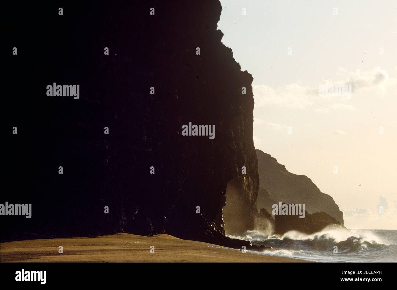 Les vagues de l'océan Pacifique se brisent sur la côte de l'île de Maui, Hawaï, États-Unis Banque D'Images
