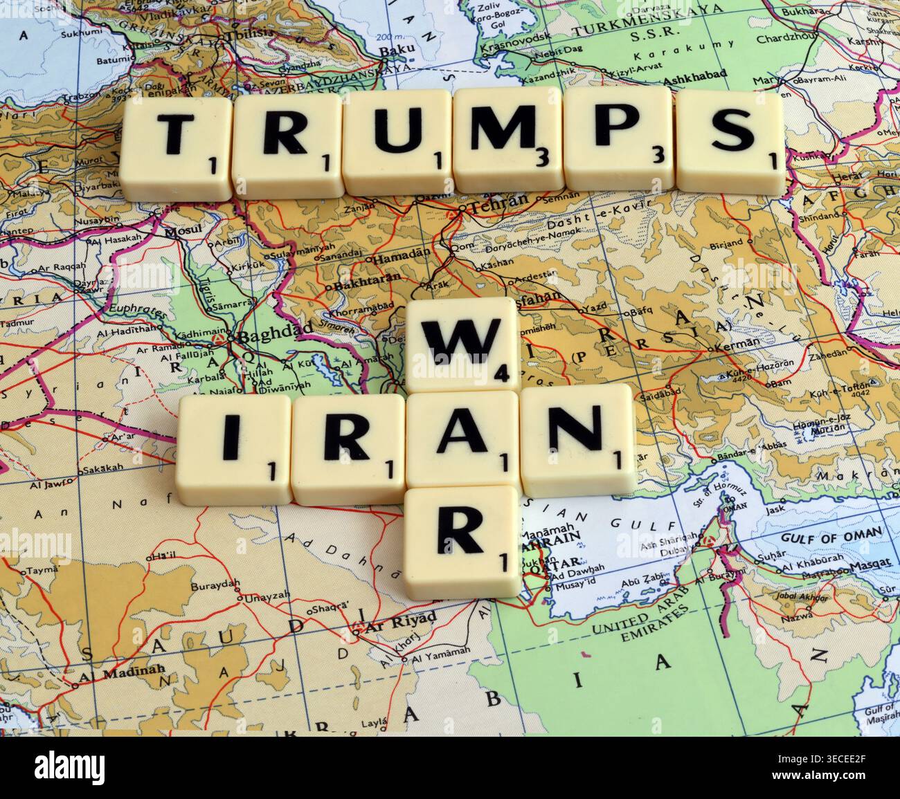 Image conceptuelle des ATOUTS, de L'IRAN et des tuiles de lettres de GUERRE sur une carte du moyen-Orient montrant l'Iran, Oman, les Émirats arabes Unis et les routes maritimes du Golfe Banque D'Images