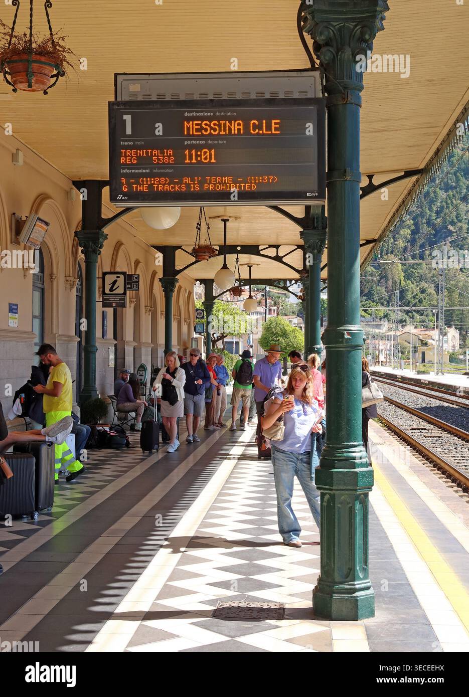 Train Messina deux, Taormina-Giardini, Sicile. Banque D'Images