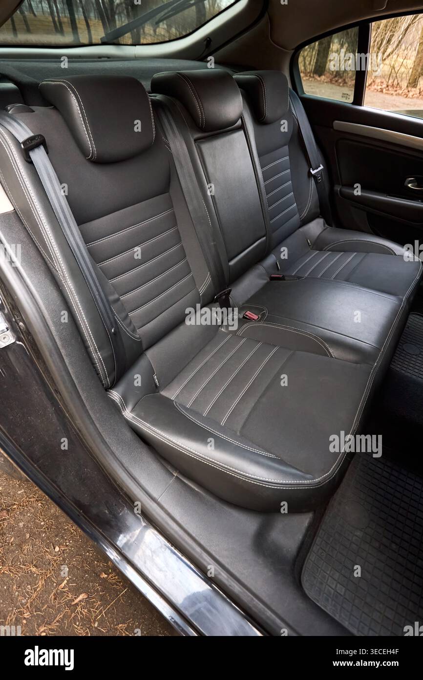 Minsk, Biélorussie - 17 mars 2026 : Renault Laguna III intérieur de 3ème génération. Siège arrière avec points de fixation pour siège auto pour enfant ISOFIX, accoudoir Banque D'Images