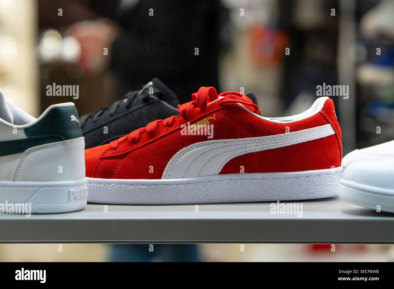 Chaussures Puma sur une étagère de magasin. Baskets Puma Suede XL. Minsk, Biélorussie - 31 mars 2025 Banque D'Images