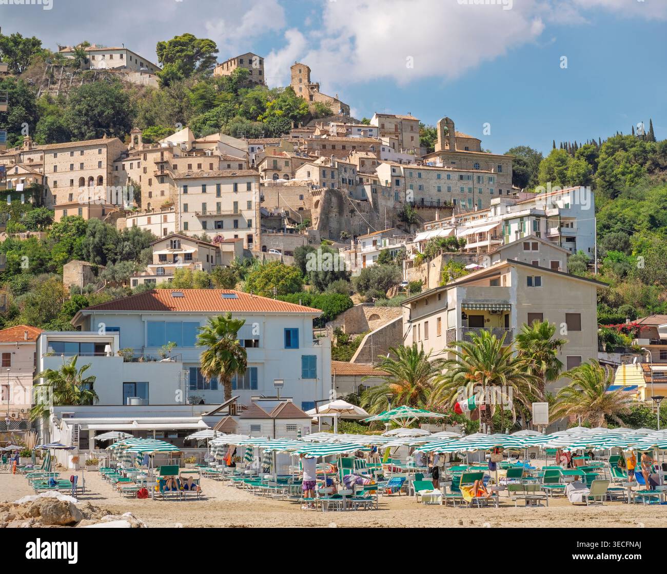 Grottammare : villas du XXe siècle donnant sur la mer et le village médiéval derrière eux, Ascoli Piceno, Marches, Italie Banque D'Images