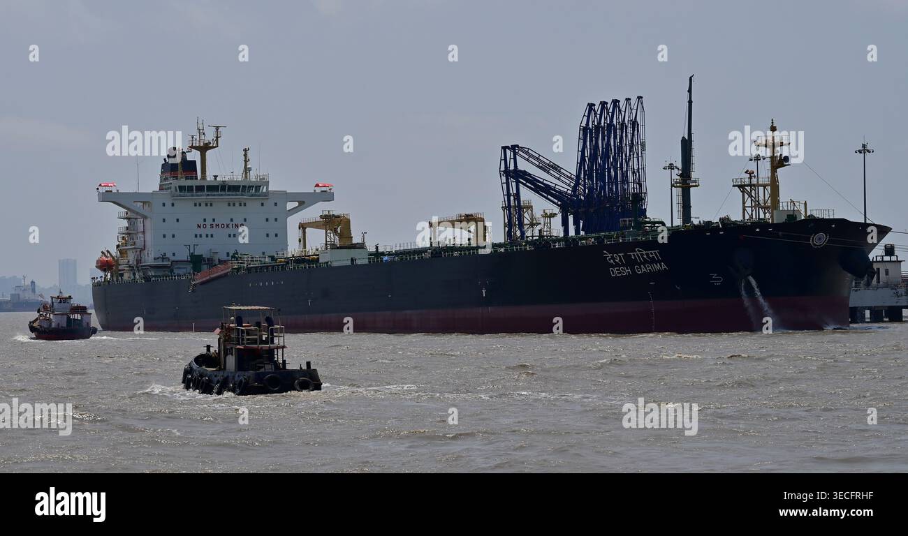 MUMBAI, INDE - AVRIL 30 : le pétrolier de pétrole brut Desh Garima battant pavillon indien est vu amarré au port de Mumbai après avoir navigué avec succès dans le détroit instable d'Ormuz le 30 avril 2026 à Mumbai, en Inde. L'arrivée sûre du navire avec environ 97 000 tonnes métriques de pétrole brut marque une étape importante dans la sécurité énergétique de l'Inde pendant une période de tension géopolitique extrême en Asie occidentale. Le Desh Garima, exploité par la Shipping Corporation of India (SCI) et transportant 31 membres d'équipage indiens, avait dégagé le point d'étranglement maritime à haut risque le 18 avril. Le pétrolier est le 10ème Indian-fla Banque D'Images