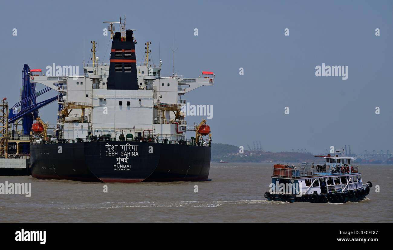 MUMBAI, INDE - AVRIL 30 : le pétrolier de pétrole brut Desh Garima battant pavillon indien est vu amarré au port de Mumbai après avoir navigué avec succès dans le détroit instable d'Ormuz le 30 avril 2026 à Mumbai, en Inde. L'arrivée sûre du navire avec environ 97 000 tonnes métriques de pétrole brut marque une étape importante dans la sécurité énergétique de l'Inde pendant une période de tension géopolitique extrême en Asie occidentale. Le Desh Garima, exploité par la Shipping Corporation of India (SCI) et transportant 31 membres d'équipage indiens, avait dégagé le point d'étranglement maritime à haut risque le 18 avril. Le pétrolier est le 10ème Indian-fla Banque D'Images