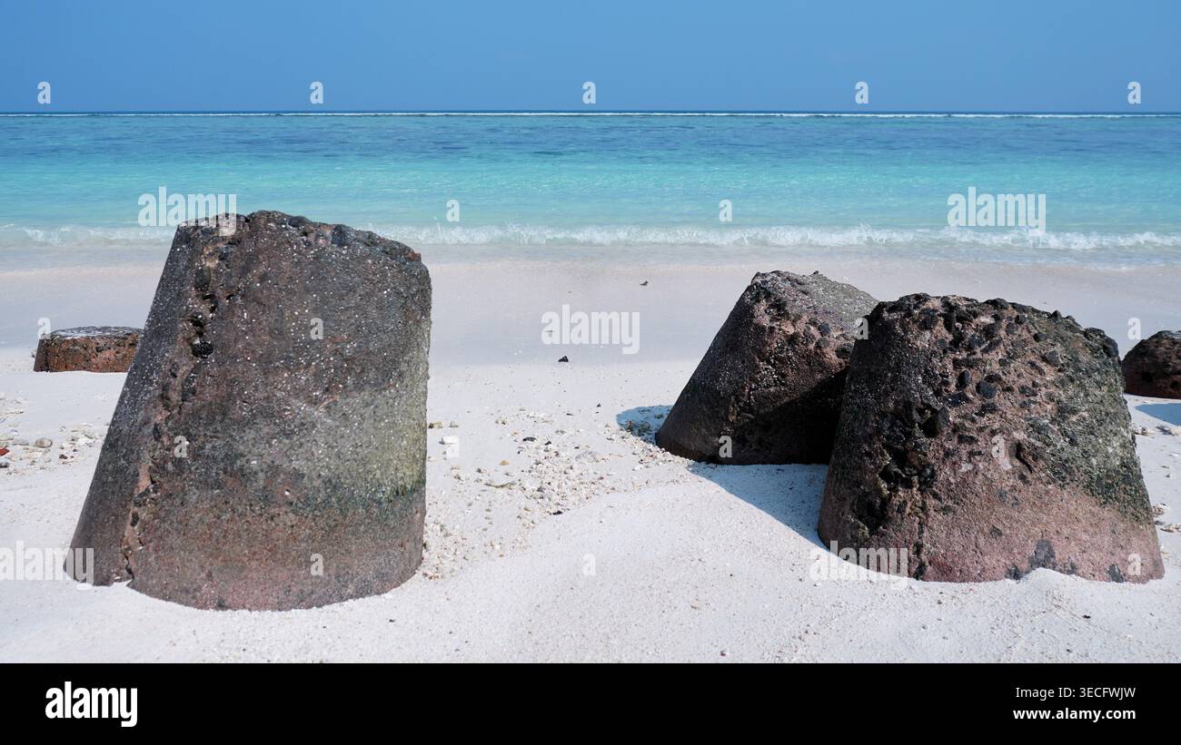 Vue rapprochée des pierres tétrapodes recouvertes de sable blanc Banque D'Images