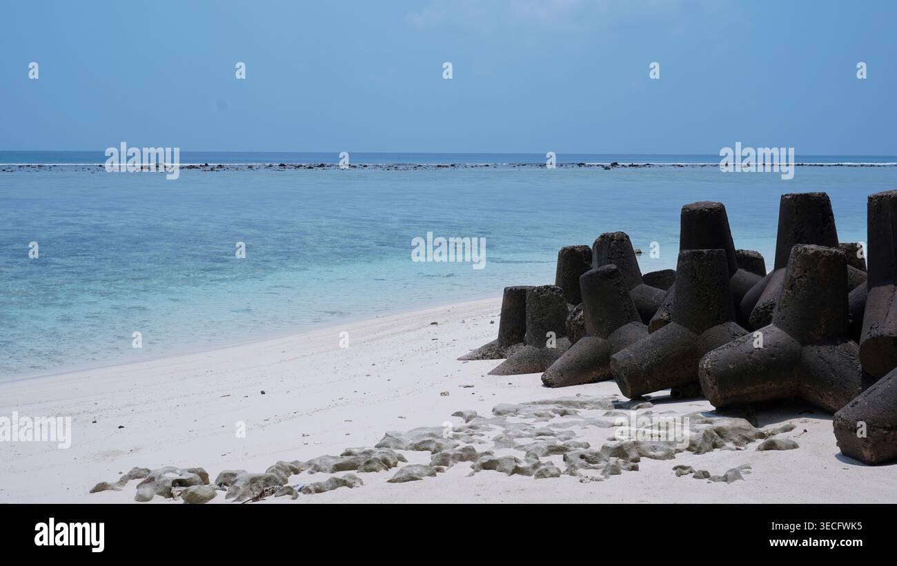 Structure en béton tétrapodes en forme d'étoile sur un beau paysage de plage Banque D'Images