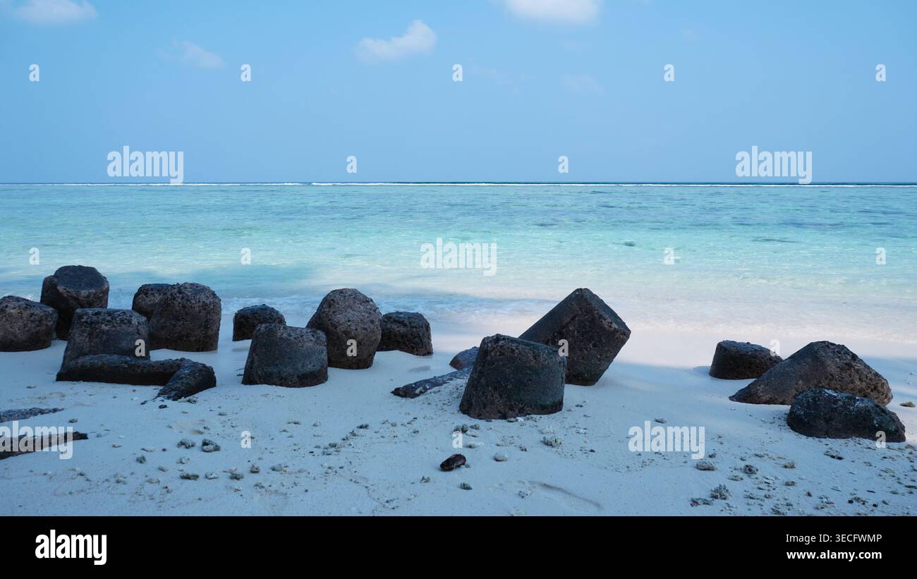 Brise-vagues tétrapodes en béton sur une plage paisible et vide Banque D'Images