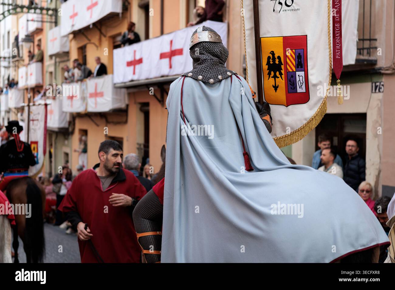 Cavalier du Groupe Cides avec la bannière de patronage Saint George à Alcoy le 25 avril 2026, Espagne Banque D'Images