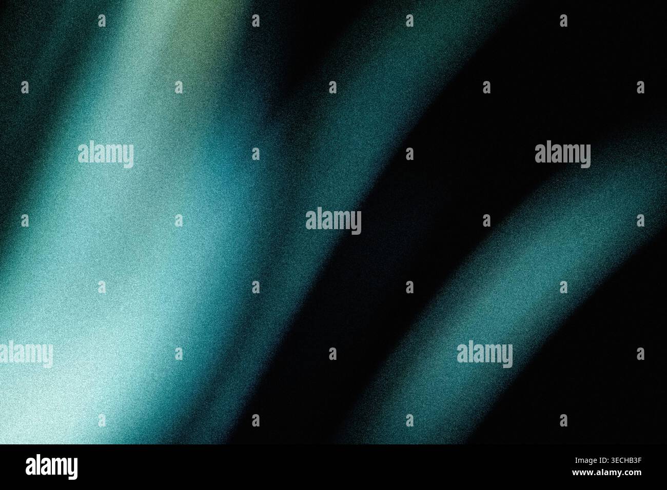 Sarcelle et bleu diagonal faisceaux de lumière granuleux sur l'obscurité Banque D'Images