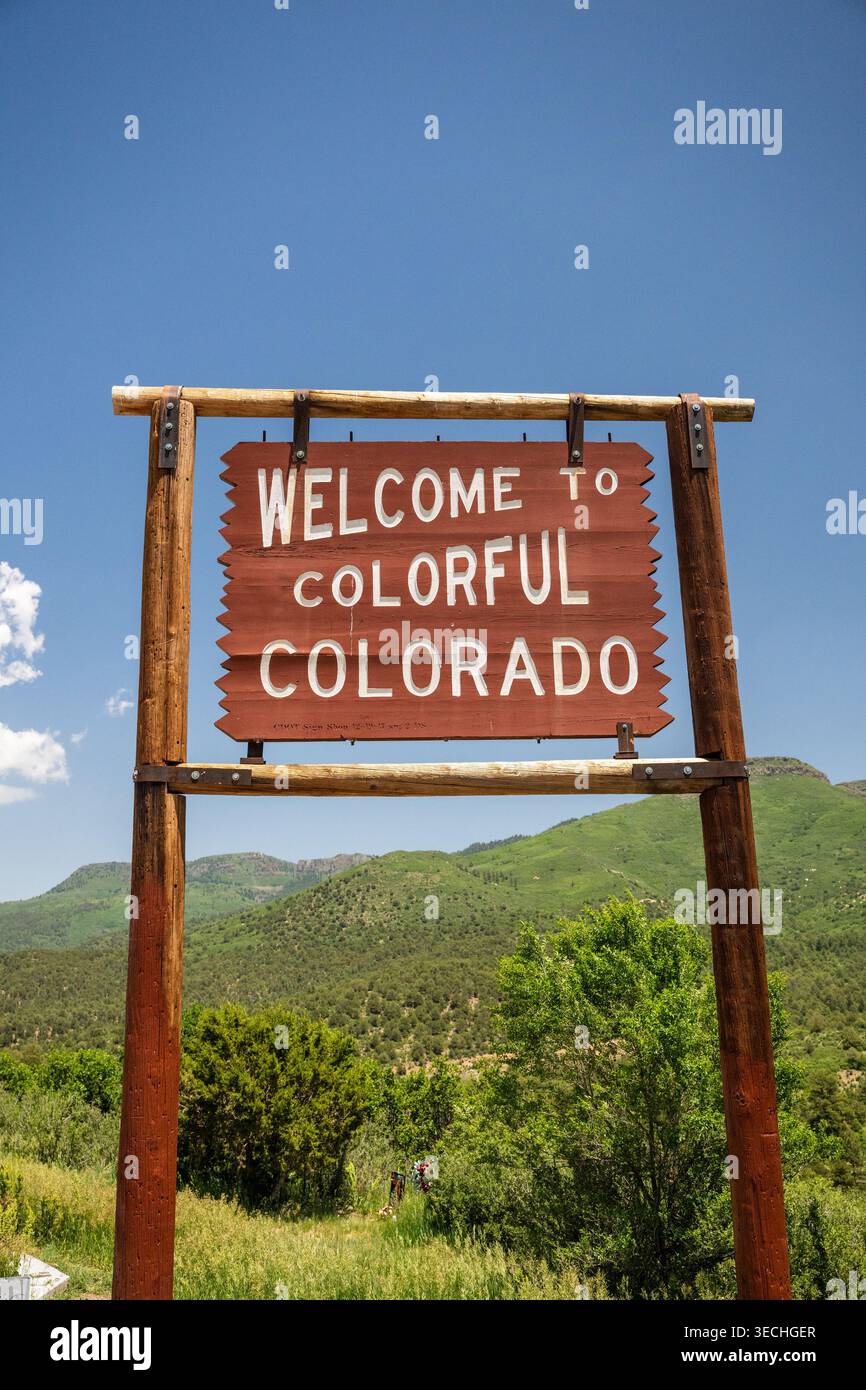 Bienvenue à coloré Colorado Sign on Blue Sky en été Banque D'Images