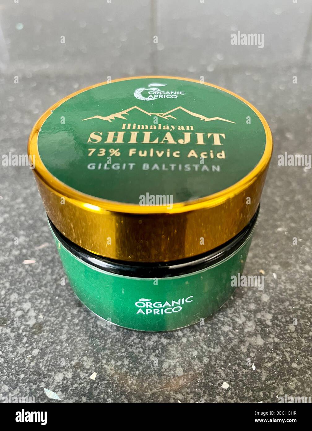 Shilajit élégamment emballé de l'Himalaya utilisé pour un regain d'énergie Banque D'Images