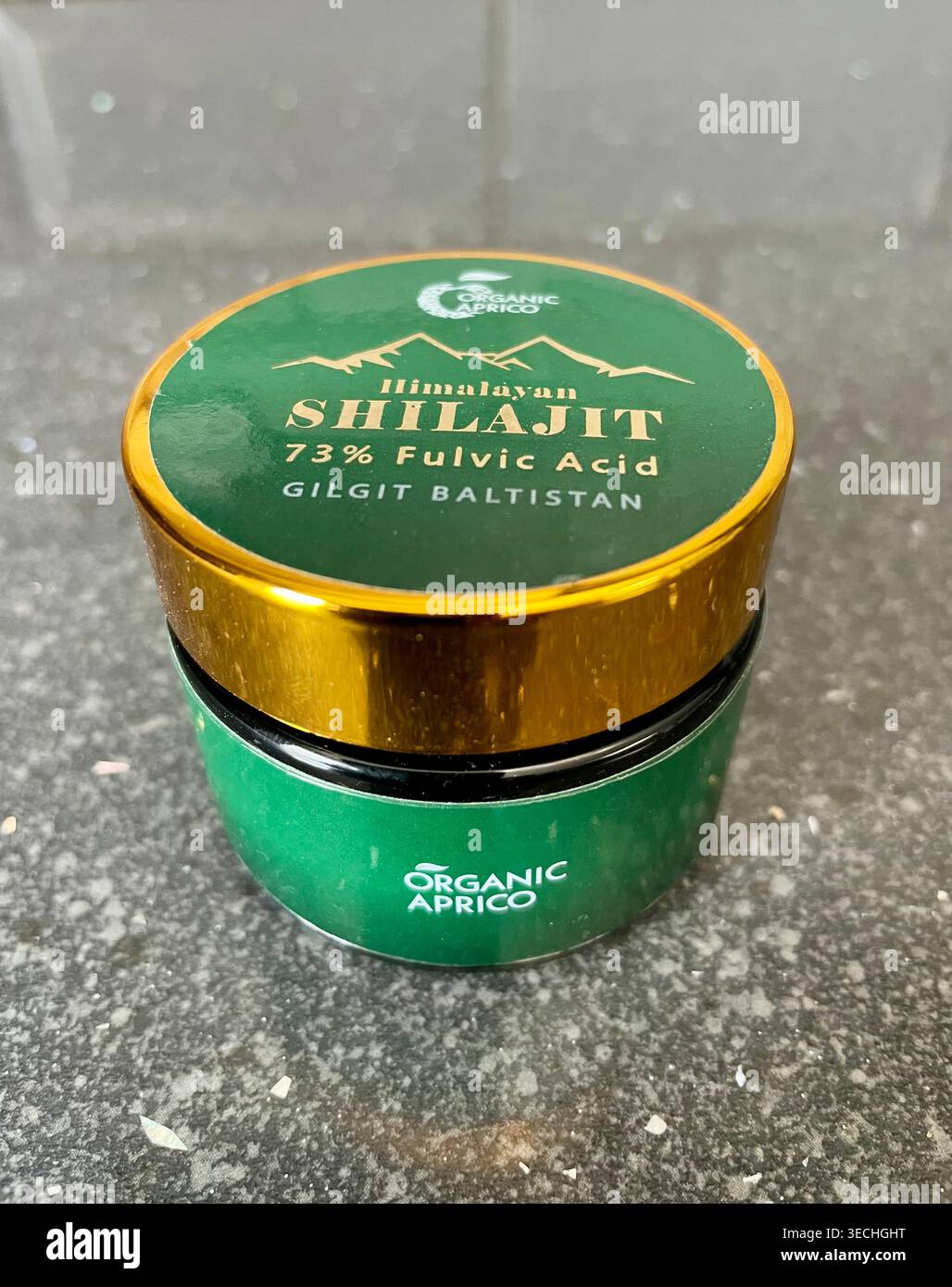 Shilajit élégamment emballé de l'Himalaya utilisé pour un regain d'énergie - Image de stock capturée avec un smartphone