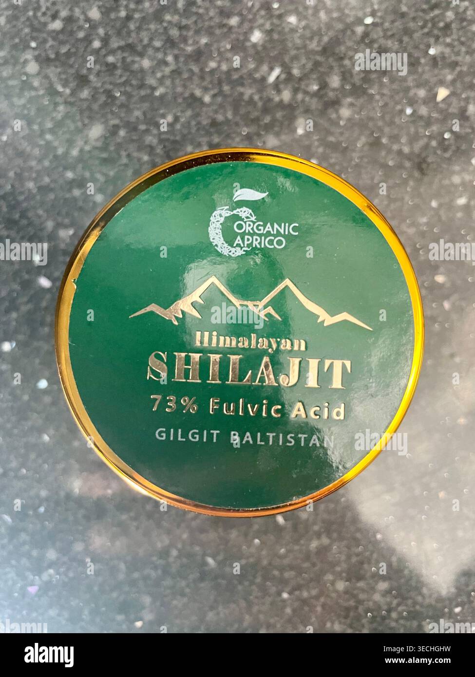 Shilajit élégamment emballé de l'Himalaya utilisé pour un regain d'énergie - Image de stock capturée avec un smartphone