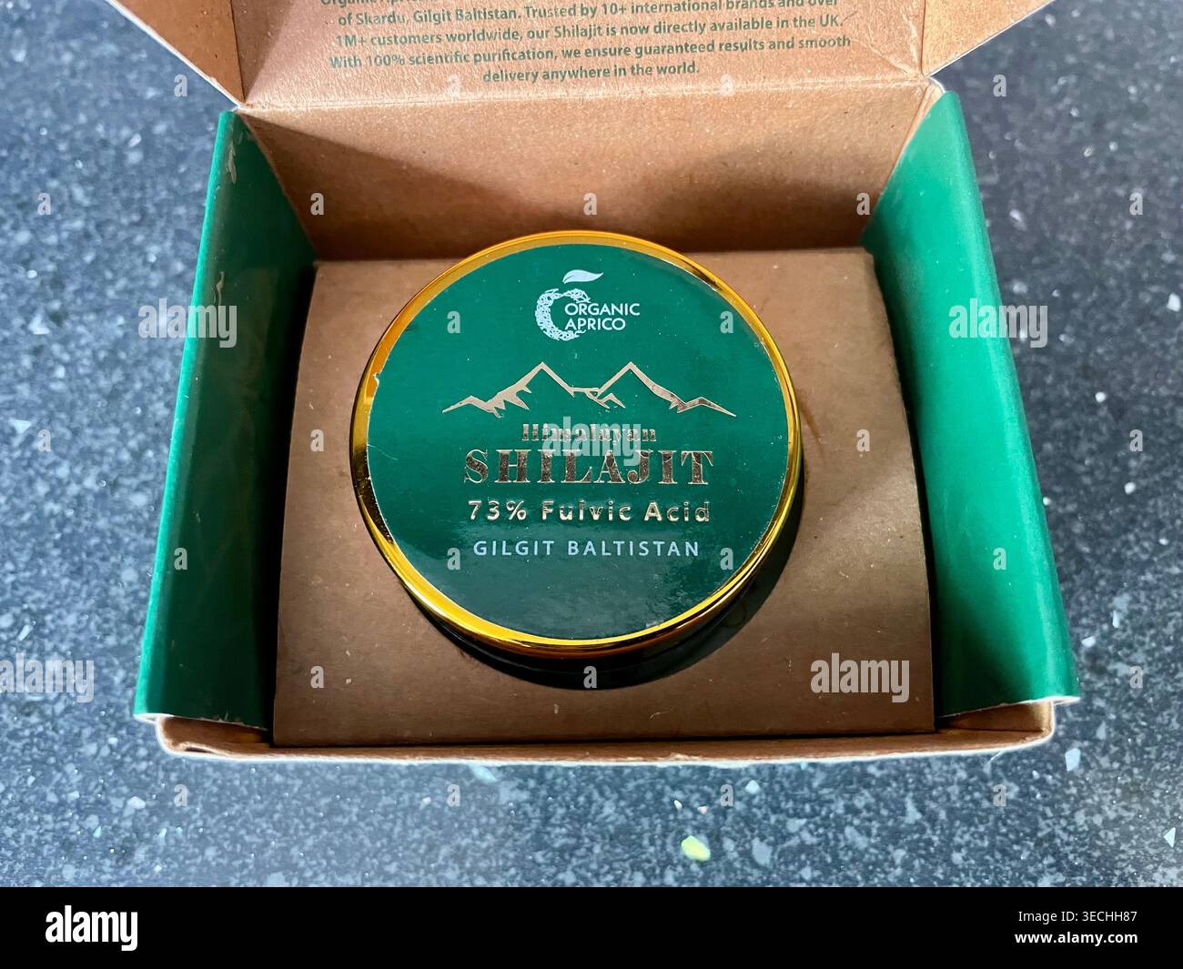 Shilajit élégamment emballé de l'Himalaya utilisé pour un regain d'énergie - Image de stock capturée avec un smartphone