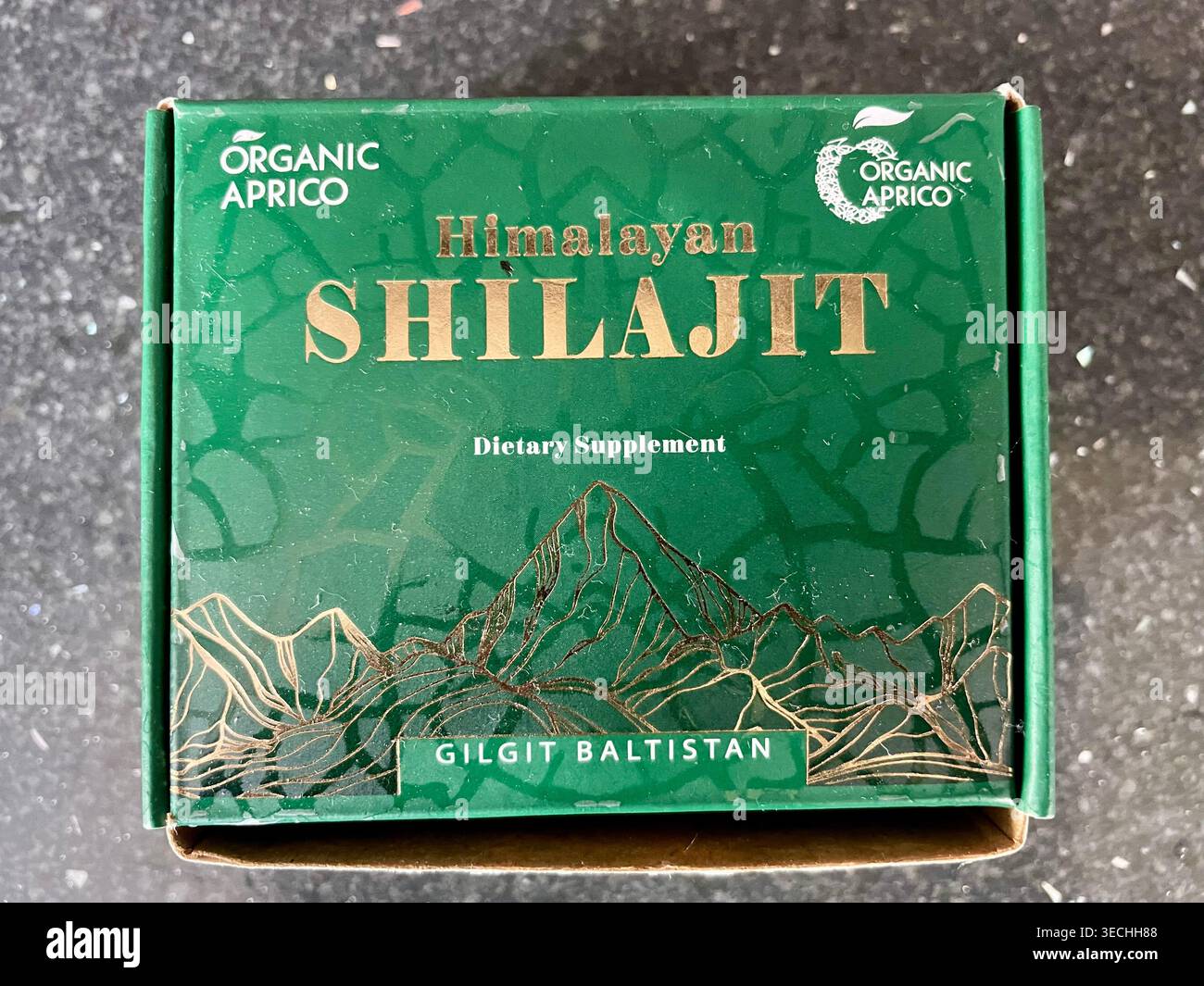 Shilajit élégamment emballé de l'Himalaya utilisé pour un regain d'énergie Banque D'Images