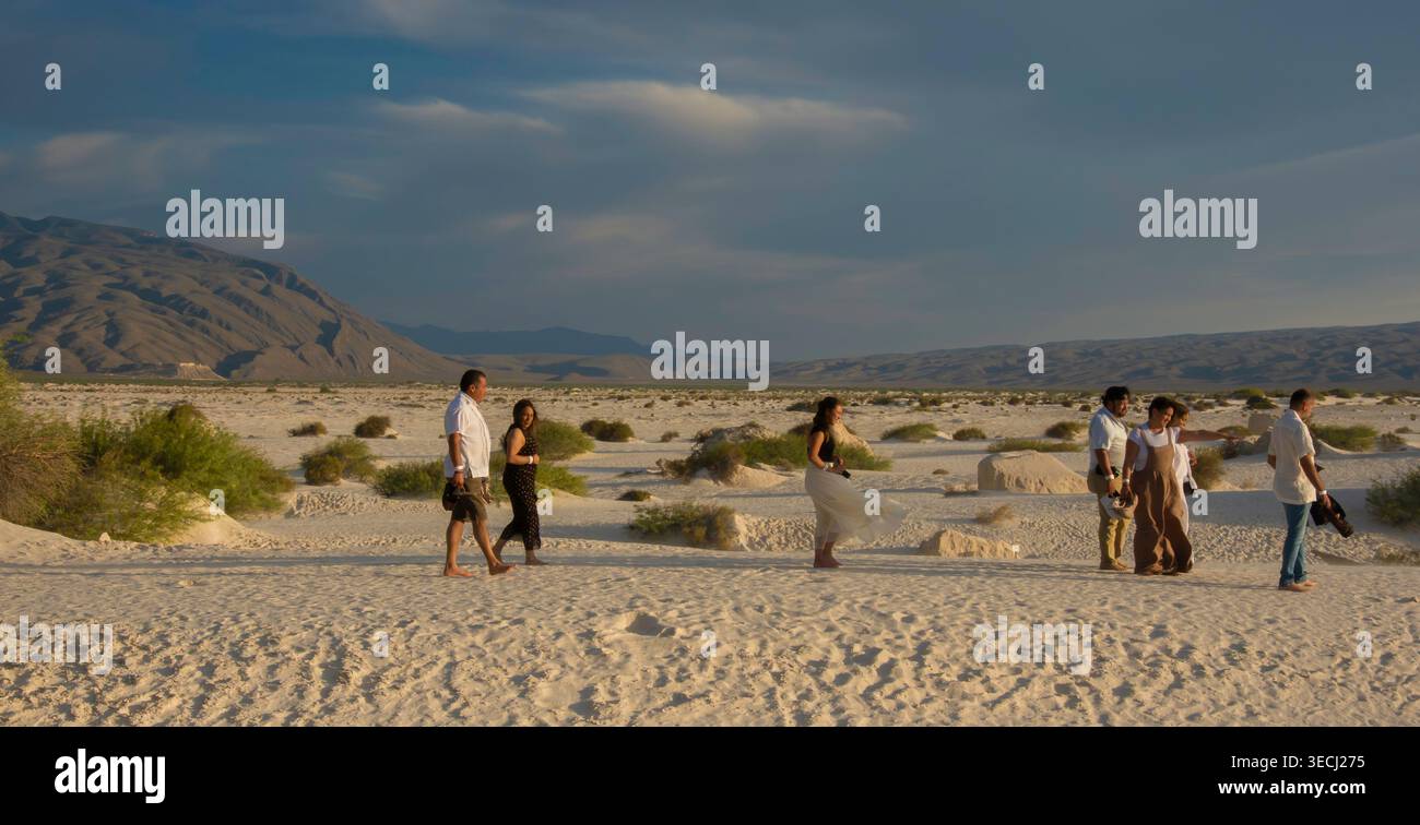 Touristes marchant à travers les dunes de gypse de Cuatrociénegas à l'heure dorée, Coahuila, Mexique Banque D'Images