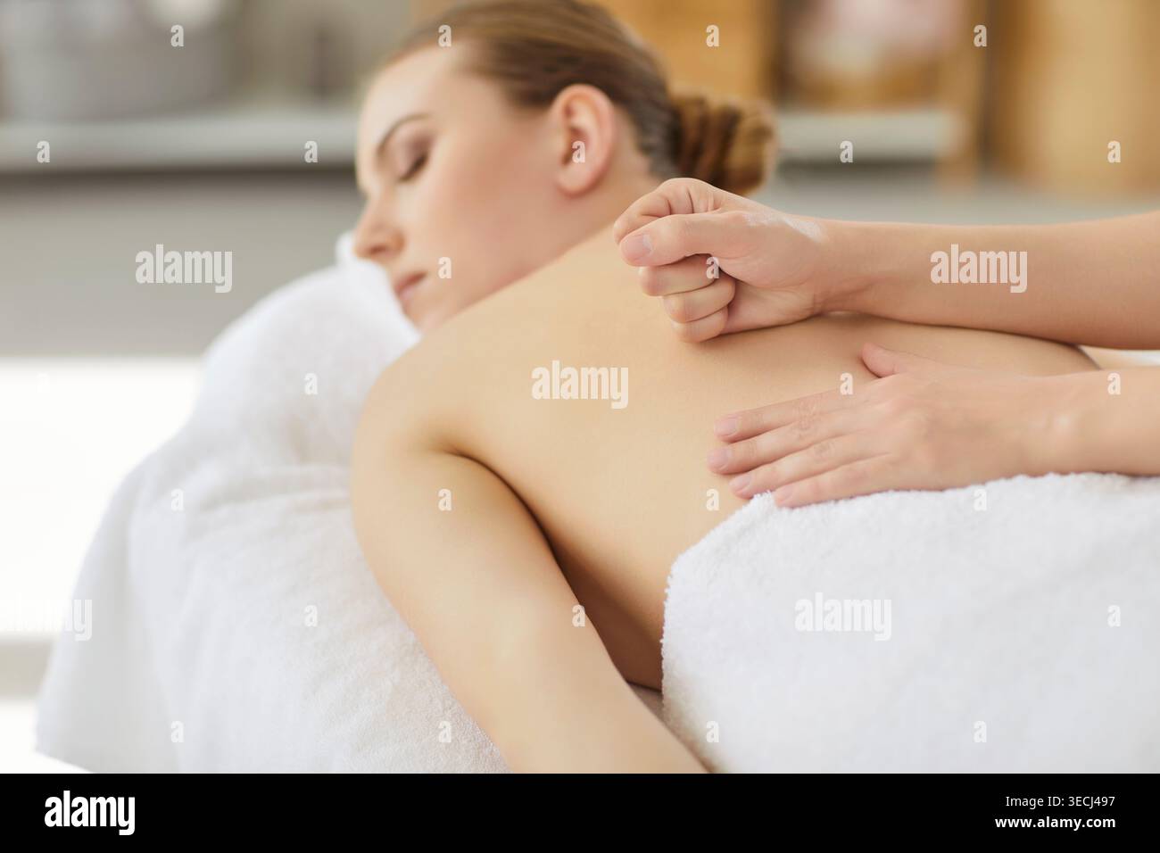 Technique professionnelle de massage du dos, soins du corps et thérapie tissulaire profonde pour la femme Banque D'Images