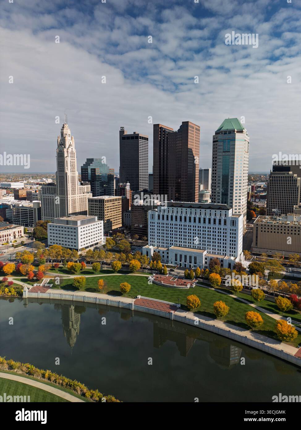 Horizon de Columbus Ohio avec des bâtiments et un parc reflétant la rivière Scioto en automne Banque D'Images