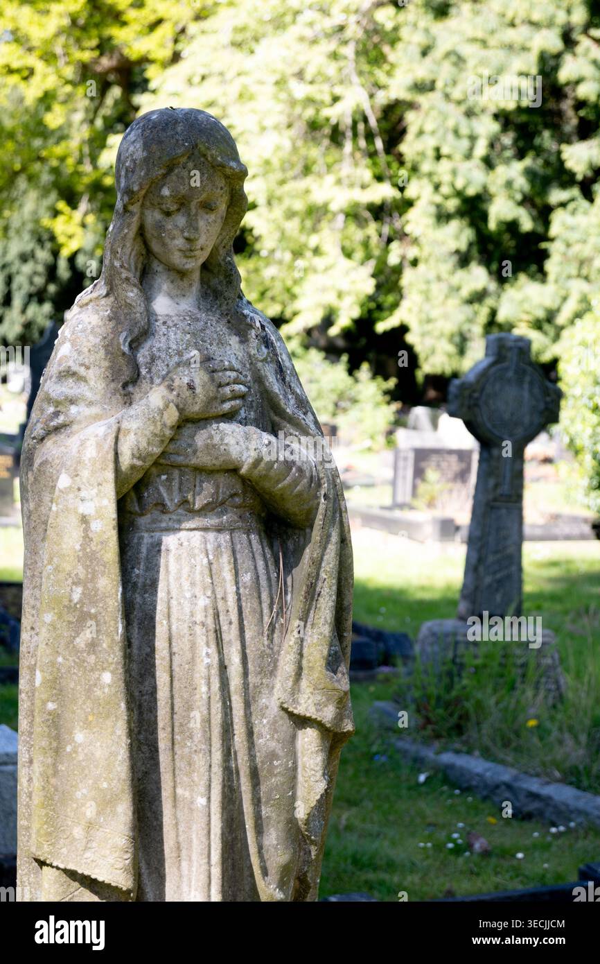 Une pierre tombale dans le cimetière de Bedworth, Warwickshire, Angleterre, Royaume-Uni Banque D'Images