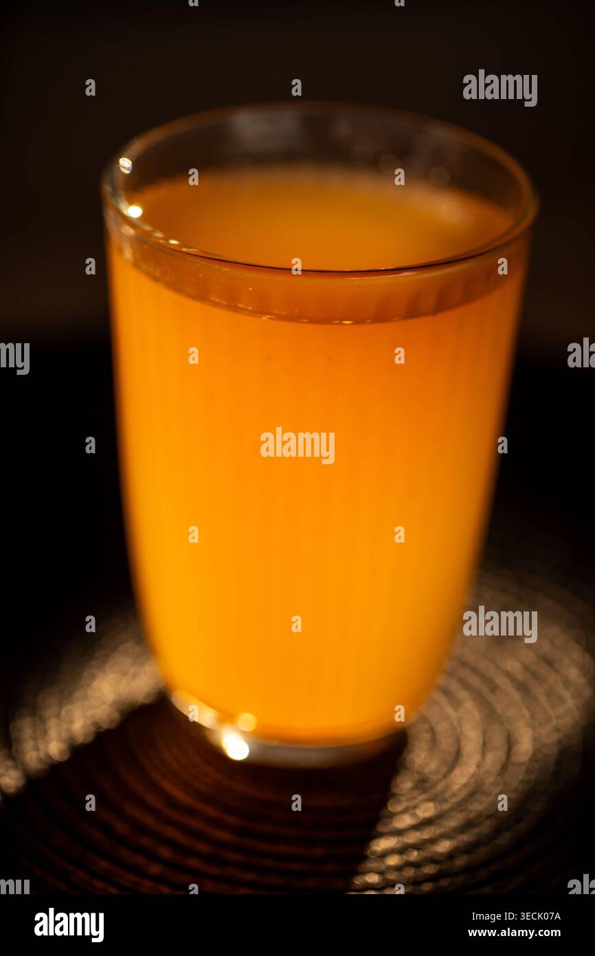 Compote de fruits en verre sur fond noir foncé Banque D'Images