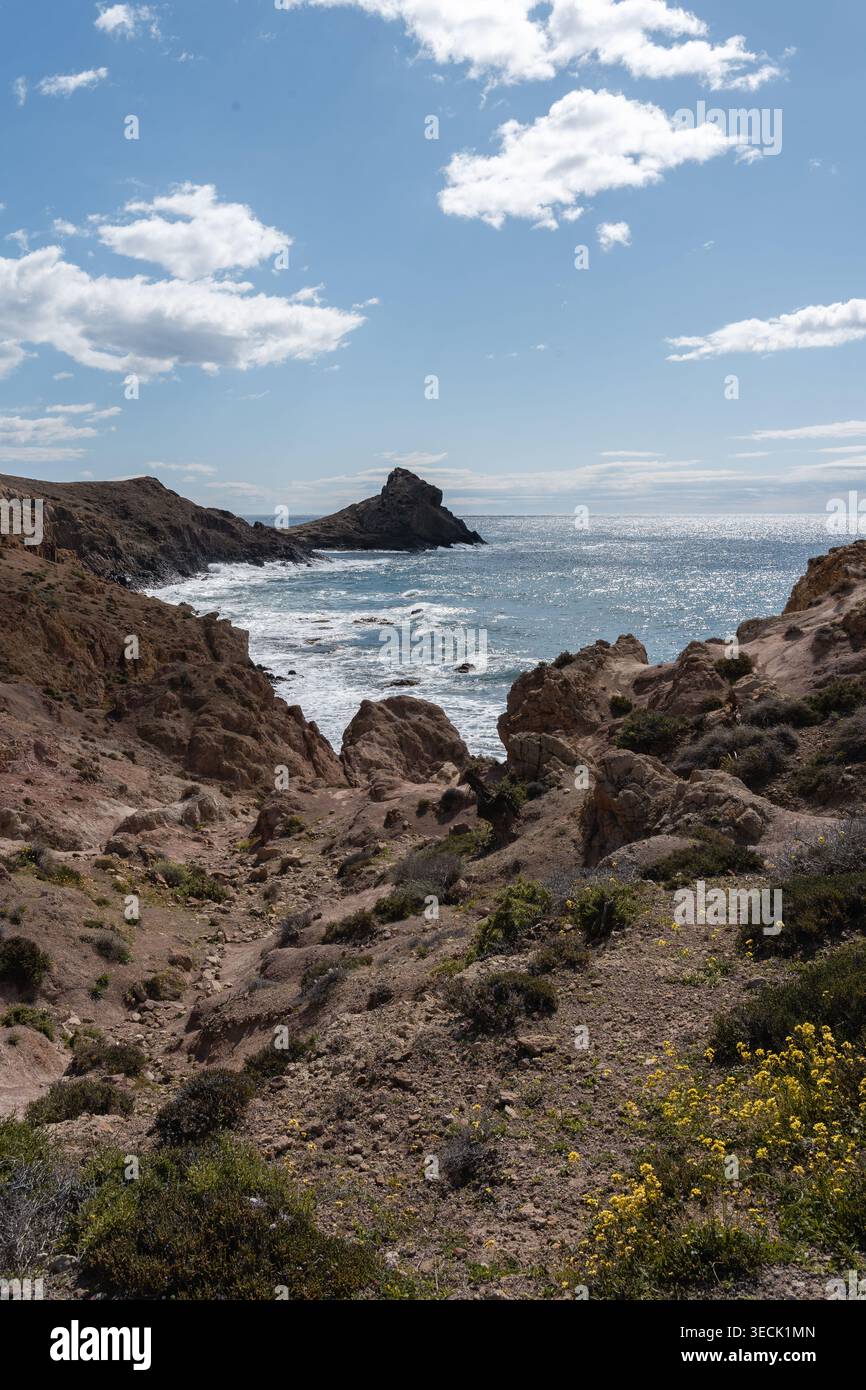 Rocky Cove avec vue sur l'océan en Andalousie Banque D'Images