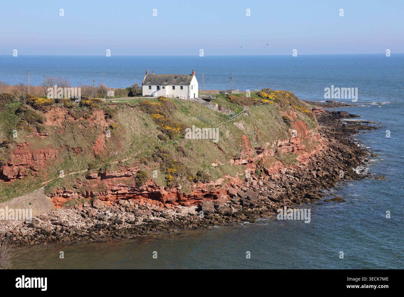 Bâtiment isolé sur un promontoire de grès rouge près de la réserve naturelle de St Cyrus Aberdeenshire Écosse avril 2026 Banque D'Images