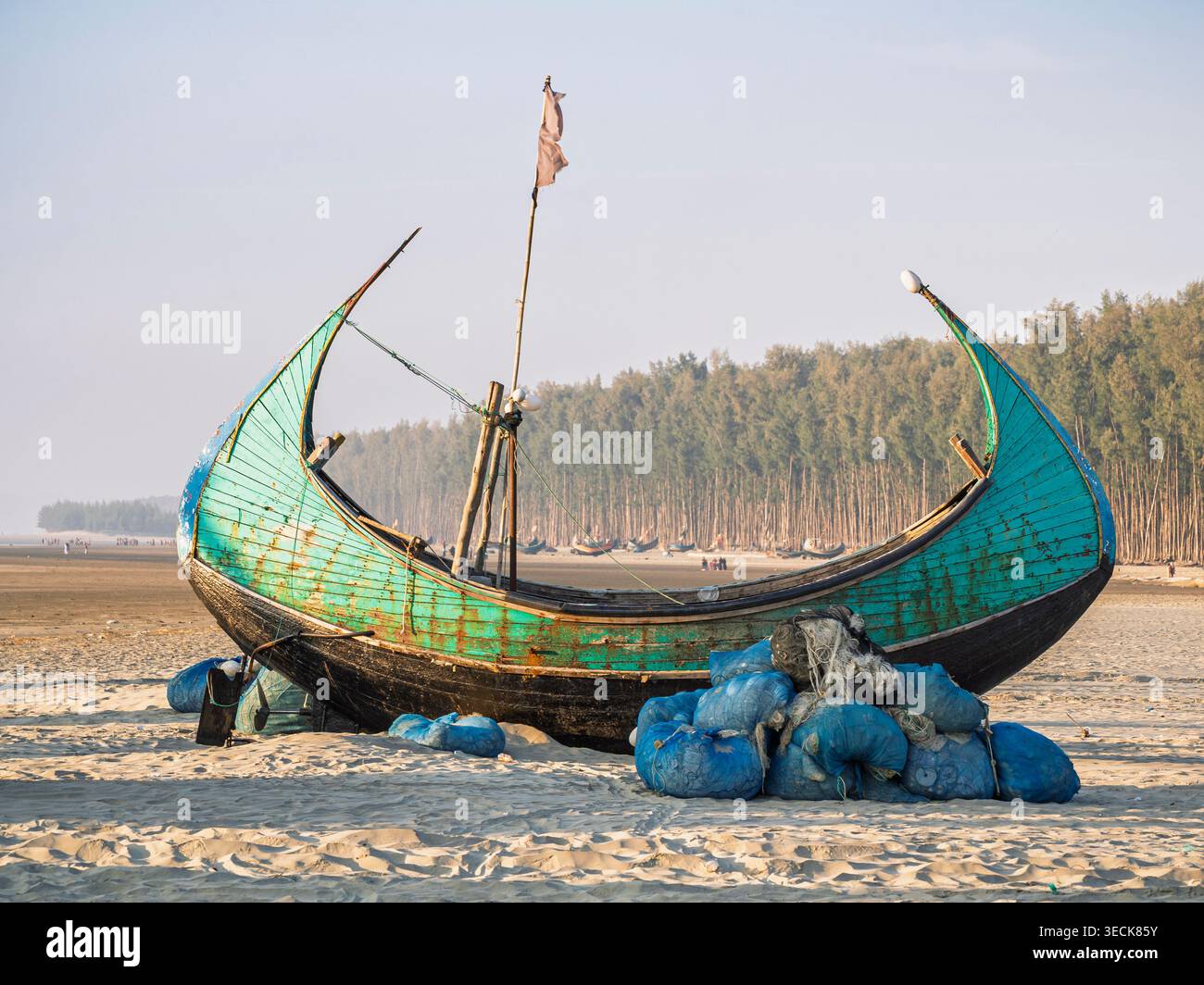 Vue panoramique du paysage du bateau de pêche traditionnel coloré en bois connu sous le nom de bateau de lune sur la plage d'Inani, Cox's Bazar, Bangladesh Banque D'Images