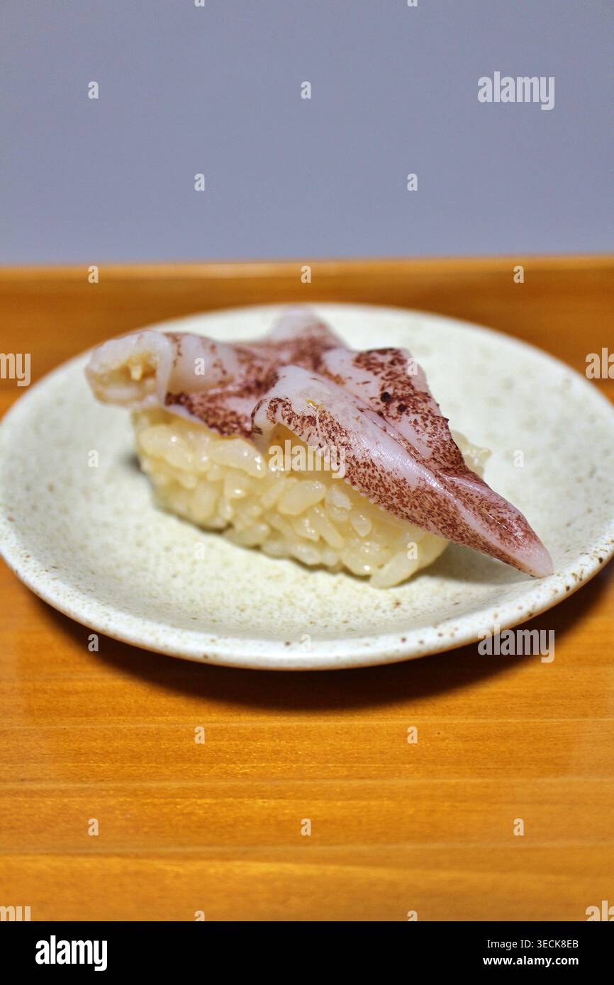 Torigai (coquille d'œuf japonaise) Edomae nigirizushi fabriqué avec du vinaigre rouge acheté dans un supermarché de Tokyo, au Japon Banque D'Images