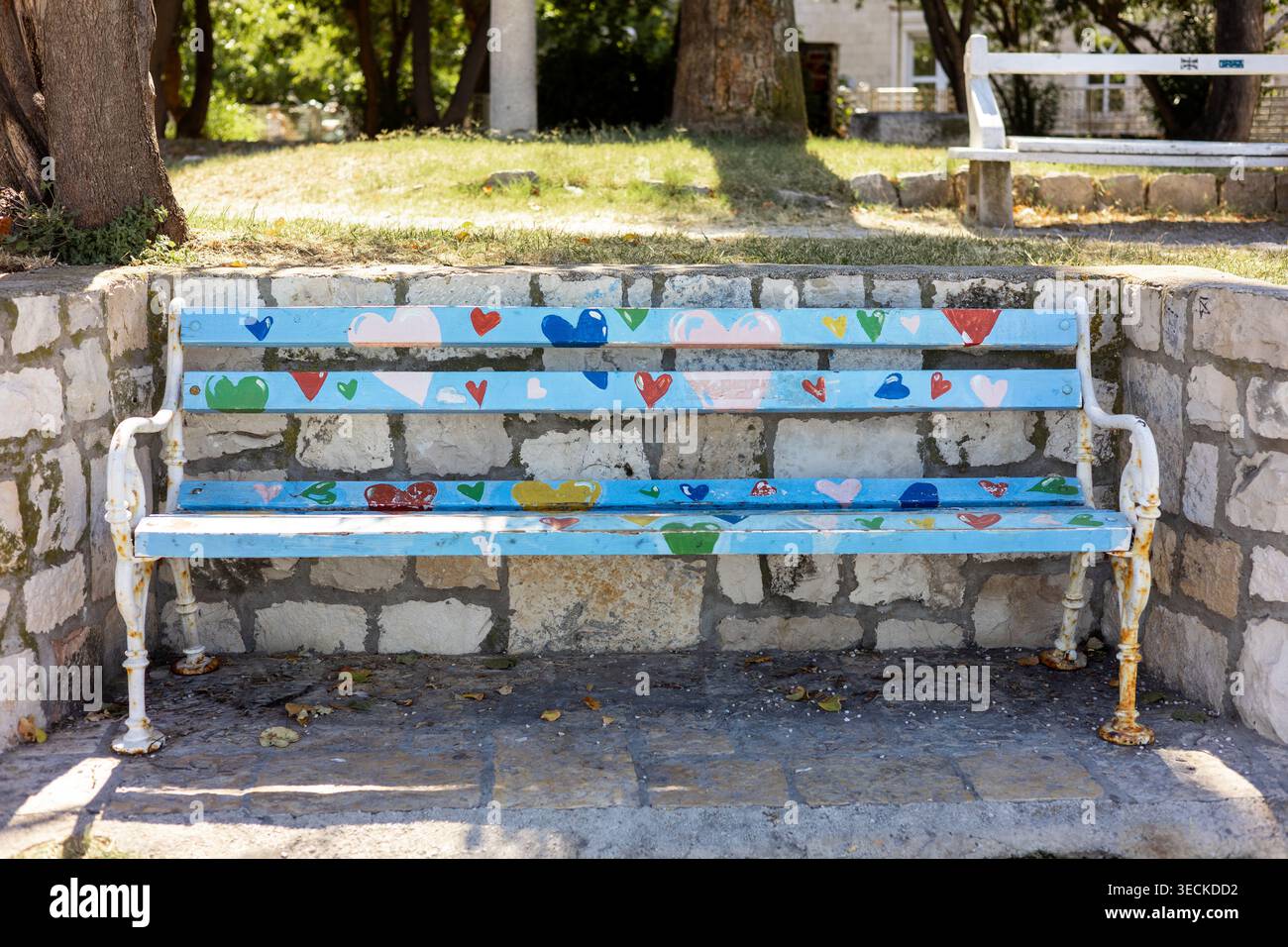 Banc artistique en bois décoré de coeurs peints à la main Banque D'Images