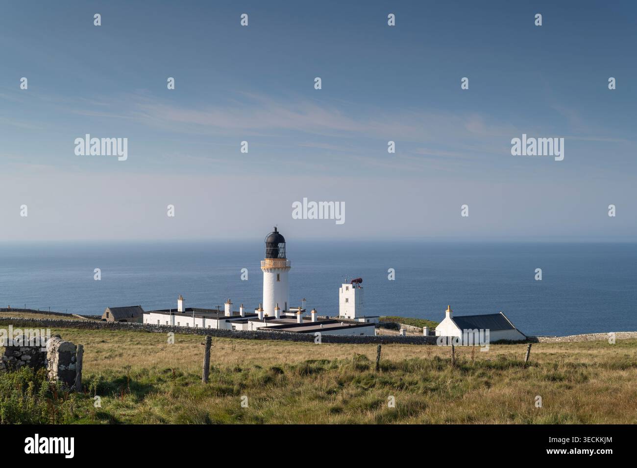 Phare de Dunnet Head par une journée ensoleillée. Banque D'Images