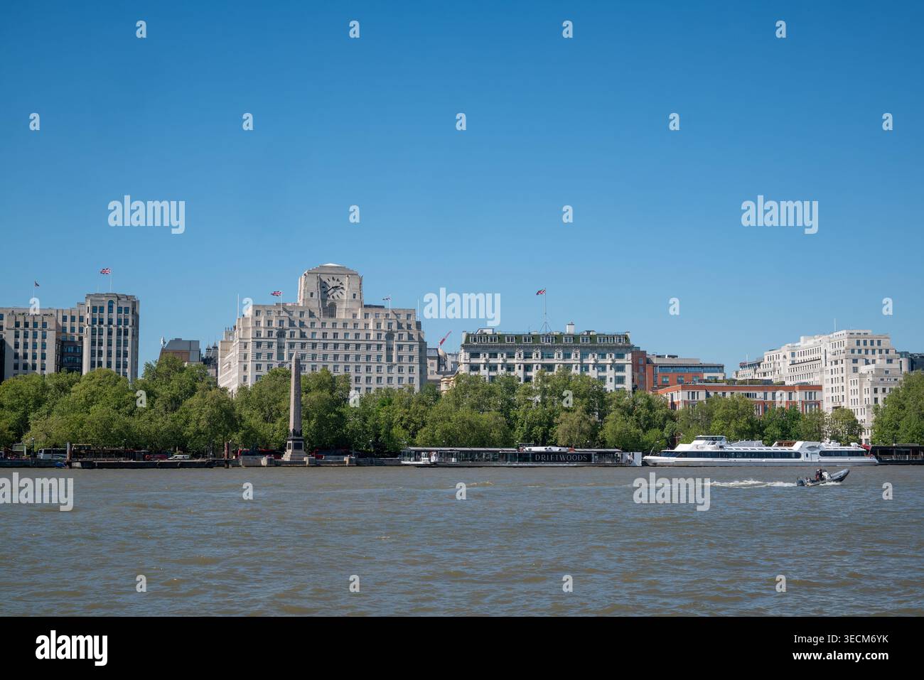 Vue des bâtiments faisant face à la Tamise sur le quai Victoria, Londres, Royaume-Uni vu de la rive sud. Banque D'Images