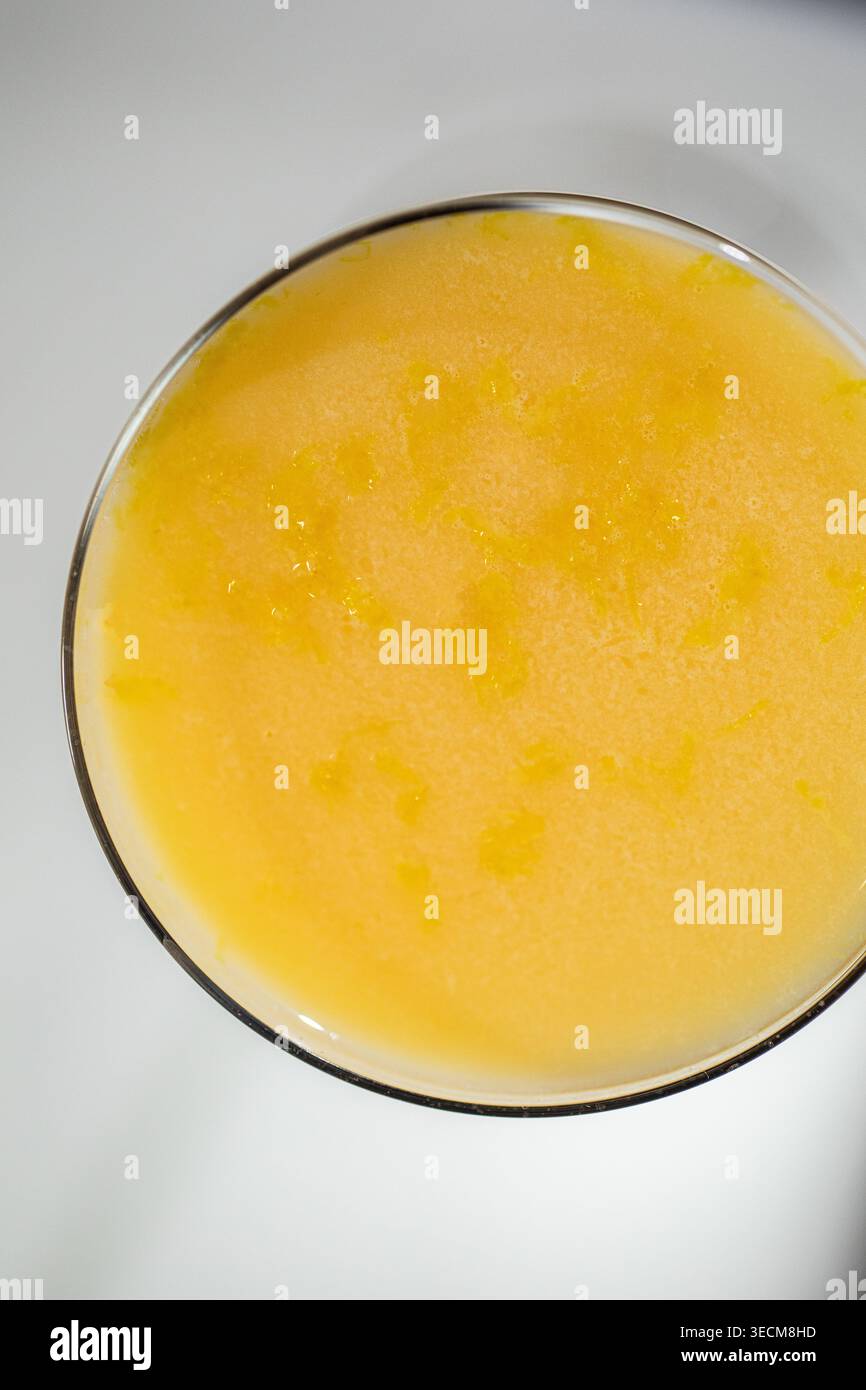 Vue de dessus du cocktail jaune en verre Banque D'Images