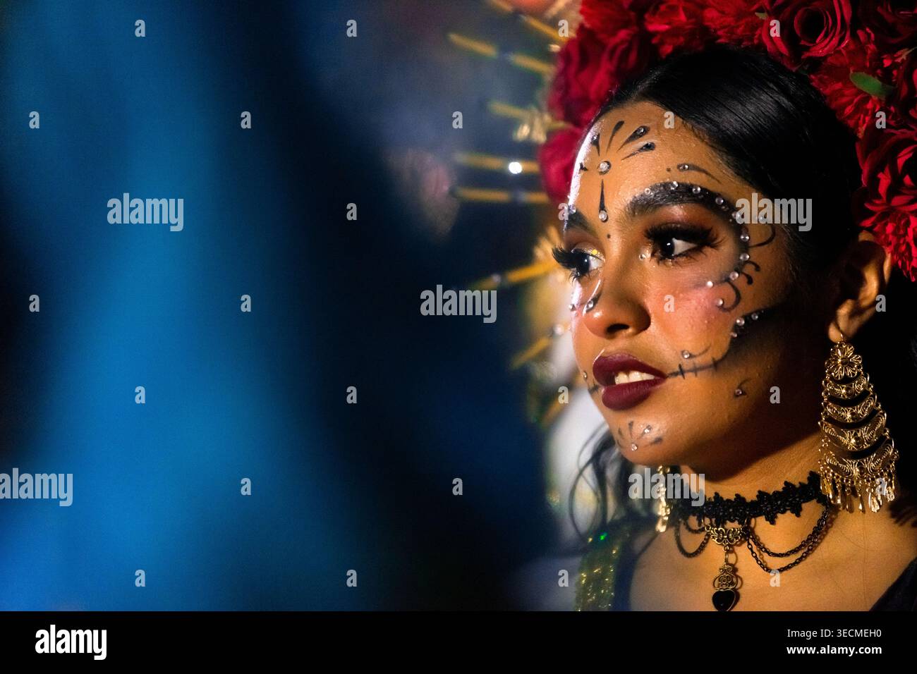 Une jeune mexicaine au maquillage subtil du crâne participe à un défilé lors de Hanal Pixán, le jour maya de la tradition des morts, à Mérida, au Mexique. Banque D'Images