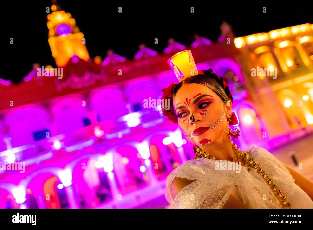 Une jeune mexicaine participe à un défilé pendant Hanal Pixán, la Journée maya Yucatec de la tradition des morts, à Mérida, au Mexique. Banque D'Images