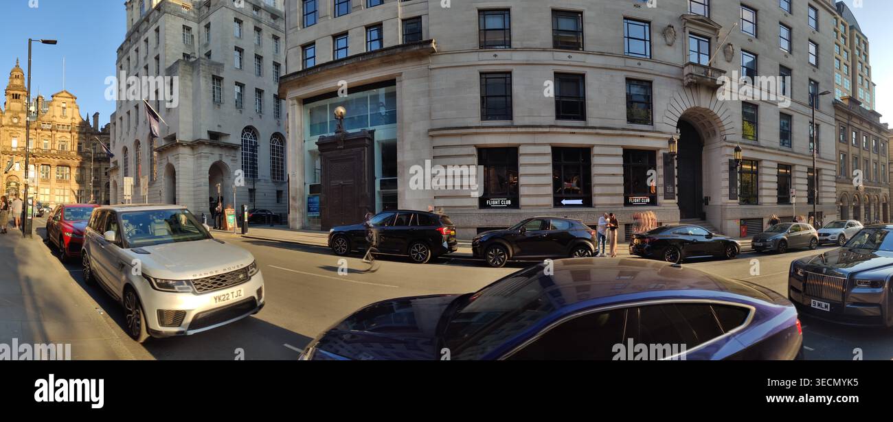 King Street, Manchester, Rolls Royce, bâtiments revêtus de pierre, soleil, voitures garées Banque D'Images