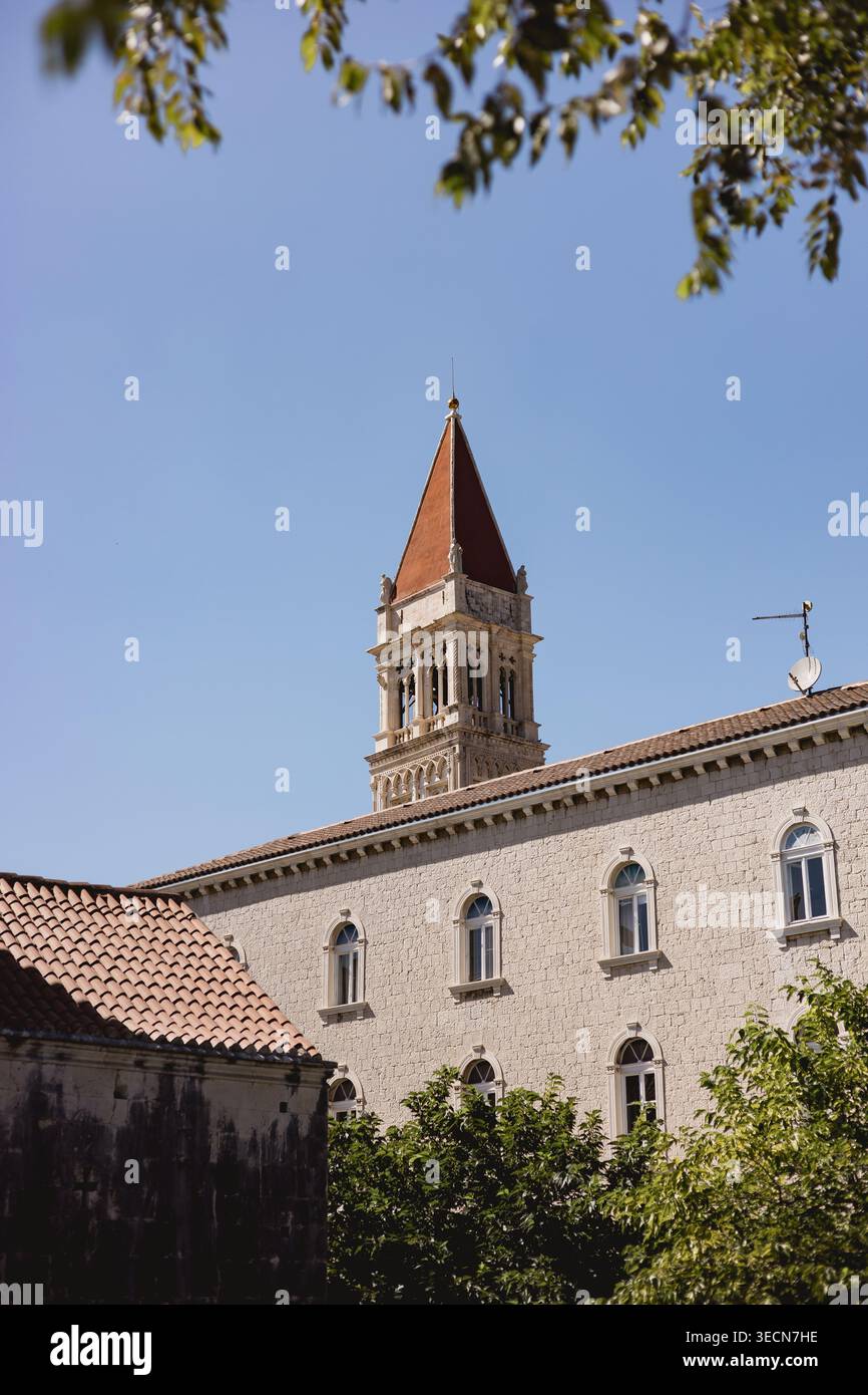 Bâtiment historique en pierre avec un grand clocher Banque D'Images
